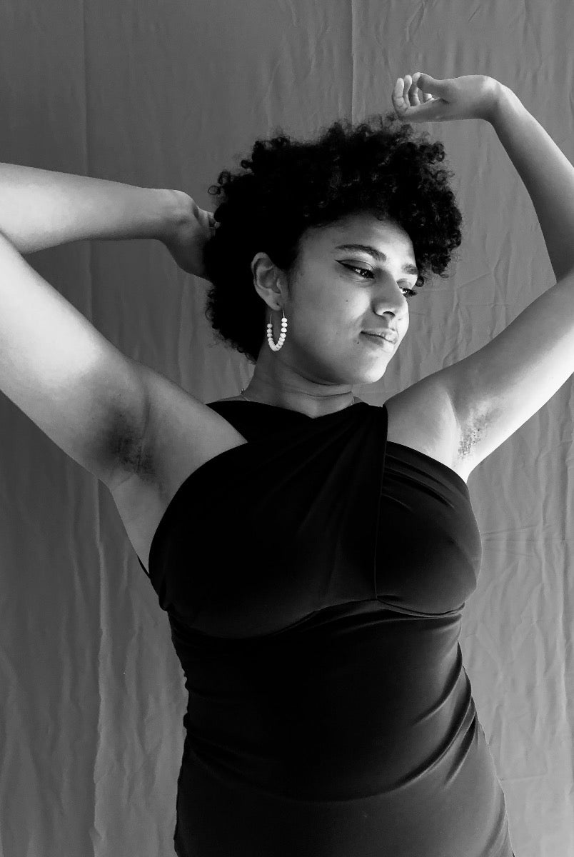 The Draped top is designed avec un air de 50s in mind, and we promise you that this top will bring some extra elegance and beauty into your yoga practice. This top is also perfect to wear in your daily life. Pair it with a pair of high-waisted jeans or shorts, and you’ll be ready for a day out on the town.